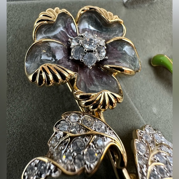 Vintage Nolan Miller Clear Swarovski Rhinestone Enamel Flower Brooch Pin 2 set - Picture 14 of 16